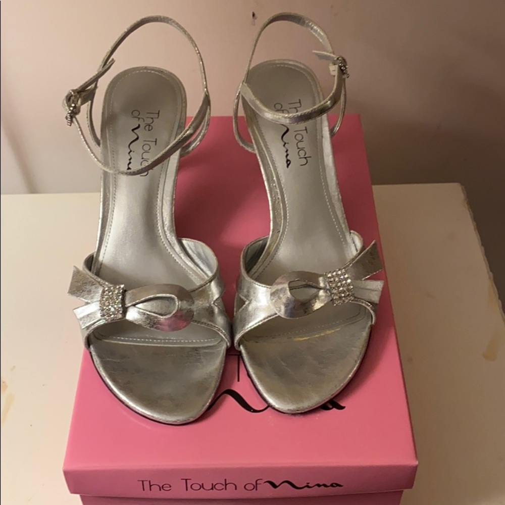 Metallic silver low pumps with decorative bow